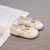 Zapatos de Cuero con Lazo para Niñas 2026 Primavera/Verano Nuevos de Moda Versátiles Calados de Punta Cerrada Estilo Princesa con Suelas Suaves