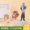 Llaveros acrílicos personalizados, con diseños de caricaturas y anime, logotipos, escudos escolares y pequeños colgantes; también disponible como regalos de aniversario escolar