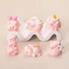 Muñeca de Cerdo Rosa de Dibujos Animados Tridimensional Accesorios de Resina para Manualidades Adornos Decorativos de Escritorio Bolsa Sorpresa Colgante Llavero Lindo