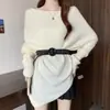 Elegante suéter de tricô assimétrico de um ombro para mulheres, pulôver de outono e inverno com mangas morcego, design estiloso com cinto na cintura