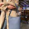 Bolsa feminina de couro legítimo 2024, novo estilo, elegante, casual, bolsa tipo balde, bolsa transversal de ombro único, elegante, bolsa simples para mulheres