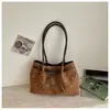 Bolsa Tote de Ombro Creme com Bolinhas Pretas e Laço Estilo Coreano 2026, Bolsa de Ombro Suave e Única, Bolsa de Mão Versátil para o Dia a Dia