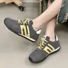 Zapatos Planos Versátiles de Suela Suave De-Xun 2026 Primavera/Otoño Moda Casual Zapatos Deportivos Ocultos para Aumentar la Altura Zapatos Retro Americanos Forrest Gump