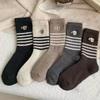 24 Meias de Novo Estilo Outono e Inverno Quentes de Cano Médio Meias Femininas Fofas de Cachorro Listradas Maillard Vintage Versátil Meias para Usar por Cima