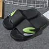 Verano 2025 nuevas chanclas de PVC para hombre moda baño antideslizantes cómodas hotel chanclas de hombre fabricantes de Wuchuan al por mayor
