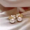Aretes de Perla con Flor Blanca para Mujer 2026 Nuevos Pendientes Populares de Moda Nicho con un Diseño Único, Accesorios para Orejas Versátiles y Exquisitos