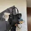 Tela de Alta Calidad con un Tacto Elegante y Sofisticado, Bolso Cruzado de Viaje Exquisito de Moda con Letras de Celebridad de Internet 2026