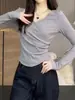 Blusa de outono e inverno com decote em V e design cruzado para mulheres, apresentando botões laterais, detalhes plissados, barra curva e uma base de manga longa elástica e justa