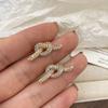 Brincos simples e requintados com nó, brincos de zircônia com microincrustação de diamantes de alta qualidade, brincos versáteis, elegantes, de luxo leve, estilo Hong Kong para mulheres