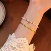 Pulsera de Perlas Atrae-Fortuna para Mujer con Colgante de Candado de la Suerte, Diseño de Nicho, Sensación de Alta Gama, Joyería de Pulsera Versátil