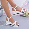 Sandálias Femininas de Verão Novo Estilo Transfronteiriças com Fivela Trançada Salto Anabela Bico Aberto Tamanho Grande Sapatos de Praia Versáteis Confortáveis com Solado Macio Comércio Exterior