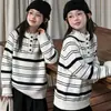 Suéter Rayado para Niñas 2026 Nuevo Otoño Invierno Tejido Suave y Esponjoso Estilo Coreano Holgado Cuello Redondo Capa Base para Niños Medianos y Grandes