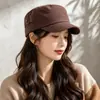 Moda otoño e invierno nuevo sombrero octogonal de pana con hebilla metálica, versátil, de copa plana para hombres y mujeres, simple y favorecedor, estilo coreano