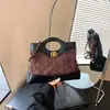 Bolso de alta gama inspirado en Chanel para mujer, con un diseño retro de terciopelo, perfecto para otoño e invierno.. Este bolso de hombro, clutch y bolso cruzado presume de un diseño único y elegante.