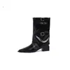 Botas marrons de couro macio com salto grosso, que aumentam a altura, com design de fivela de cinto, bico fino estilo western, botas de cano alto acima do joelho para mulheres