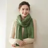 Novo cachecol 100% puro cashmere com um design meticulosamente trabalhado, macio, leve e durável. É um lenço estiloso e versátil, perfeito para usar ao ar livre e te manter aquecido(a).