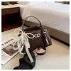 Bolsa Transversal Simples e Fashion para Mulheres, Nova Bolsa de Mão Quadrada Pequena Estilo Ins Versão Coreana, Bolsa de Ombro Versátil para o Dia a Dia