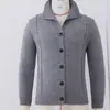 Comércio exterior transfronteiriço, cardigã de tricô estilo vintage, blusa macia e quente para outono/inverno, gola com botões, peça externa casual para homens