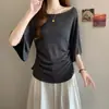 Blusa de verão estilo novo para tamanhos grandes, com decote canoa, mangas sino, design simples, malha que afina e valoriza o corpo.