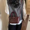 Versátil para el Viaje Diario 2026 Bolso Retro Sencillo Nueva Sensación Aceitoso Temperamento Femenino Cuero Encerado Bolso de Hombro Único Tipo Cubo Cruzado