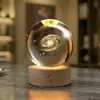 Ornamento de Natal Bola de Cristal Gravada em 3D Criativa Transfronteiriça com Base de Madeira Luminosa Presente Luminária de Noite Fábrica Atacado