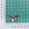 26 Nuevos Accesorios Importados de Moño de Cinta Colgante de Corazón Accesorios para Ropa de Muñecas DIY Suministros de Decoración