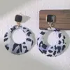 Aretes de acero con aguja de círculo envolvente de tela con estampado de leopardo retro europeo y americano, personalidad, temperamento geométrico, aretes de alto sentido, venta al por mayor para mujeres