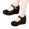 Zapatos tipo mom de plataforma con punta redonda para mujer, nuevo modelo otoño 2026, zapatos de cuña impermeables con suela gruesa antideslizantes para mediana edad y personas mayores