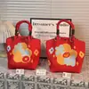 Design de Nicho Bolsa de Mão Vermelha com Padrão para Casamento Bolsa de Presente Festiva em Lona Saco de Balde de Mão com Estampa de Natal Ano Novo