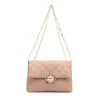 Bolso Cuadrado Pequeño de Moda con Bordado de Patrón de Diamantes Nuevo Producto 2026 Tendencia Japonesa y Coreana Bolso Cruzado para Mujer con Cadena y Etiqueta para Reventa