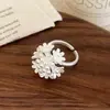 Diseño de Moda de Nicho, Versátil, Anillo Irregular de Flor Mate, Joyería de Lujo Ligero y de Alta Gama para el Uso Diario de Mujeres