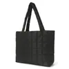 Bolso acolchado de un solo hombro estilo otoño e invierno moderno de alto valor, bolsa de plumón para debajo del brazo, bolso de hombro tipo tote ligero de gran capacidad