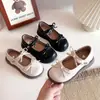 Zapatos para niñas, zapatos de cuero de moda infantil, nuevo modelo de otoño 2026, suela suave, antideslizantes, bailarinas dulces de princesa con lazo