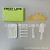 Juego de regalo de vajilla desechable para pasteles, juego de cinco piezas para fiestas de repostería, incluye cubiertos de plástico reforzado, platos de papel, velas y sombreros