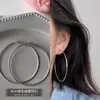 Brincos de Argola de Metal Estilo Francês, Brincos de Argola Simples, Novo Design de Nicho na Moda, Brincos Únicos e Elegantes para Mulheres, Deixam o Rosto Parecer Menor