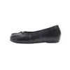 Sapatos prateados de dedo dividido tipo pé de porco com aumento interno de altura de 4 cm 2026 sapatos Mary Jane baixos para mulheres com aumento interno de altura