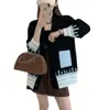 Suéter de pelo sintético estilo francês com bolsos de cor contrastante, um novo cardigã de tricô de caimento solto outono/inverno para mulheres