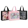 Bolsas de compras laminadas de TNT personalizáveis, prontas para envio, com designs fofos, motivos de anime e desenhos animados, e embalagens de alta qualidade para roupas.