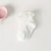 Calcetines de Encaje Dulces para Bebé, Diseño con Puntos de Pegamento Antideslizantes, Algodón Peinado, Transpirables y Cómodos para Niñas y Bebés