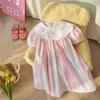 Vestido de niña con cuello Peter Pan, lazo bordado y manga corta, estilo verano 2026, rayas coloridas, dulce vestido de princesa, versión coreana