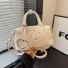 Bolsa Transversal de Ombro Único com Tachas Estilo Novo Quente para a Primavera de 2026 Bolsa Almofada de Mão Tendência Cool Retrô Bolsa Boston Versátil