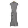 Vestido de verano de algodón elástico ajustado, color liso, con cuello semi-alto, mangas acampanadas, diseño que ciñe la cintura y falda con abertura plisada
