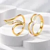 Nuevo conjunto de anillos de estilo europeo y americano, ligero, de lujo, con patrón de ondas y incrustaciones de diamantes. Presenta un diseño único, curvo y abierto, perfecto para usar solo o apilar con otros anillos. Un accesorio versátil para mujer