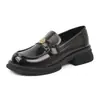 Mocassins de Couro de Primeira Camada, Sapatos de Salto Único Pretos, Sapatos de Couro com Sola Grossa 'Little Love' com Fivela de Flor de Camélia e Moeda Dourada, Estilo Britânico Feminino
