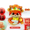 Globos de Año Nuevo, Bolsas de la Suerte con Forma de Lingote, Petardos, Pez de la Suerte, Sobres Rojos, Dios de la Riqueza, Danza del León, Pareados, Montaje de Puesto, Globos Promocionales