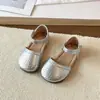 Sandálias fechadas trançadas estilo coreano para meninas com solas macias, novo modelo verão 2026, sandálias leves de princesa para bebês e crianças pequenas