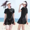 Traje de baño atlético de una pieza para mujer, de verano, adecuado para natación, deportes y competiciones, con un diseño modesto que cubre el pecho y crea un efecto adelgazante, nuevo estilo 2026