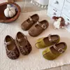 Sapatos Birkenstock para meninas, coleção primavera/outono 2026, sapatos pequenos de couro da moda com estampa de leopardo, sapatos de sola única estilo retrô para crianças, tamanhos médios e grandes, sapatos casuais