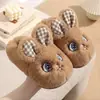 Novos estilos de outono e inverno de pantufas de algodão infantis, com designs de coelhinhos fofos, solas antiderrapantes e forro de fleece adicionado para aquecimento, adequadas para uso interno.
