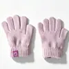 Luvas de tricô infantis para outono e inverno com design de rosto sorridente, cor creme, luvas de cinco dedos, adequadas para idades de 2 a 8 anos, quentes e com dedos separados